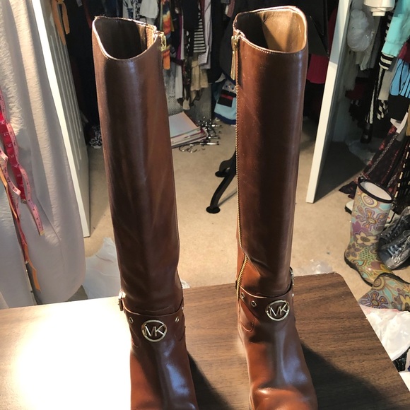 Michael Kors boots new except for one thin hairline scratch - Picture 2 of 9